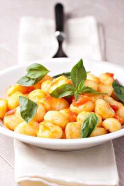 Gnocchi fesleğen yaprakları ile