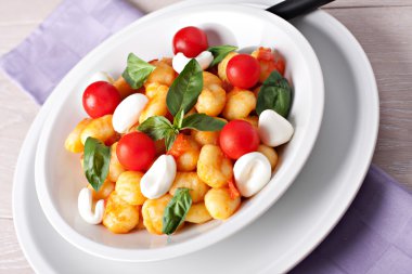 Gnocchi domates, mozzarella