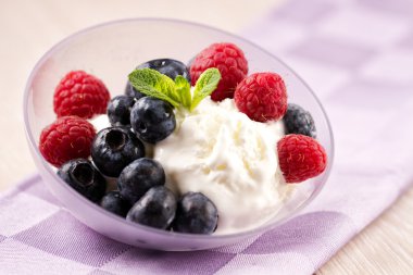 Ahududu ve yaban mersini ile dondurma