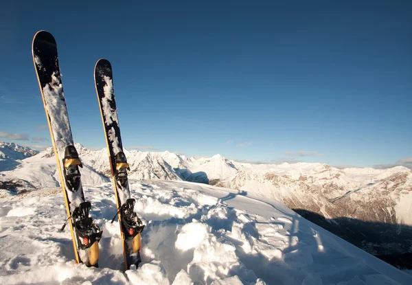 Skis dans la neige dans les montagnes — Photo