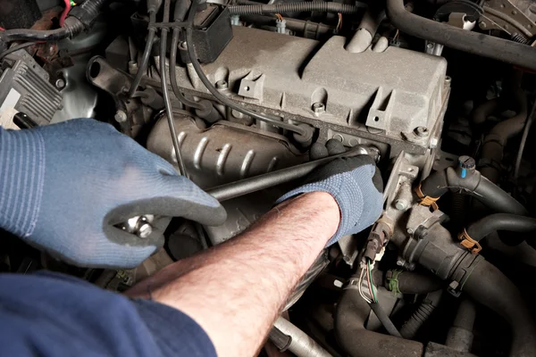 Mechanical repairs a car — Stock Photo, Image