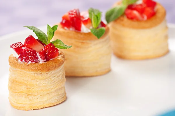 Tartes de morango com creme fresco — Fotografia de Stock