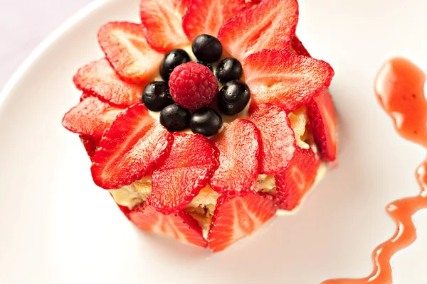 Tårta med jordgubbar, blåbär — Stockfoto