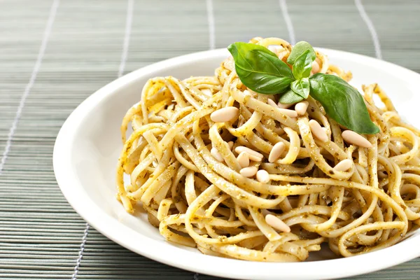 Espaguetis con salsa de pesto —  Fotos de Stock