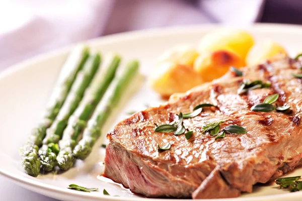 Kuşkonmaz ve potateos biftek