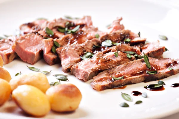 Steak tranché aux pommes de terre — Photo