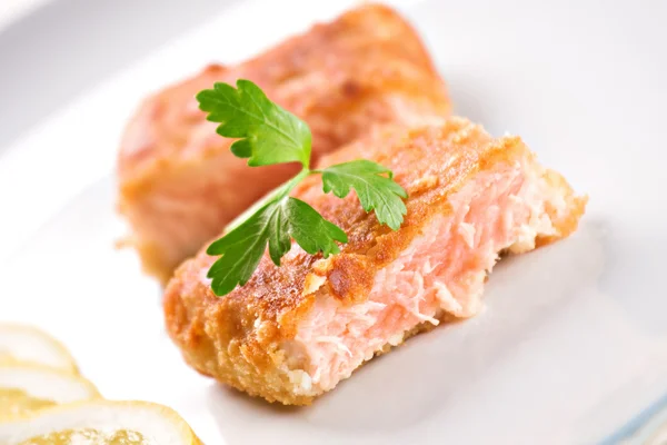 Filé de salmão no prato — Fotografia de Stock