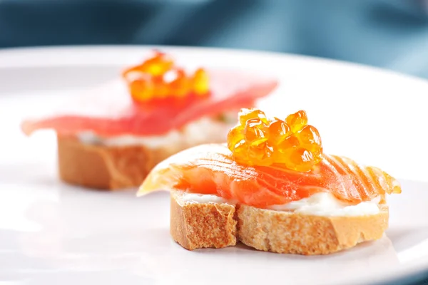 Canapés de salmão em Baguette — Fotografia de Stock