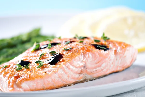 Fillet of salmon with asparagus — Stock Photo, Image