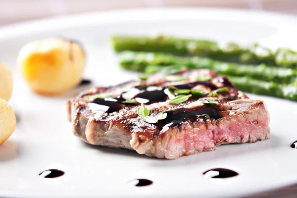 Rinderfilet mit Spargel — Stockfoto