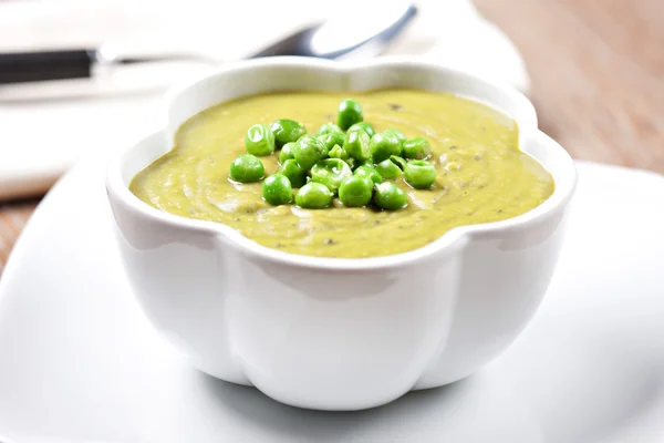 Sopa de ervilha na tigela — Fotografia de Stock