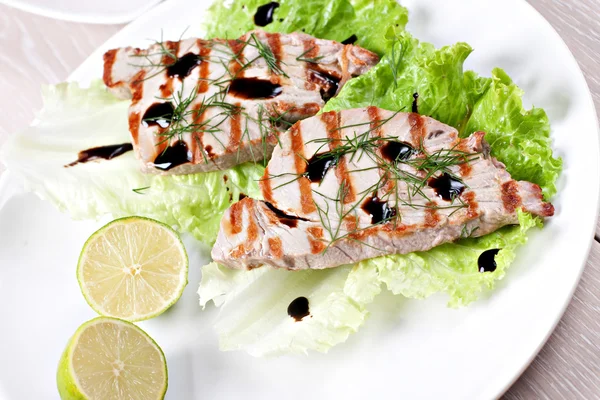 Gegrilde tonijn met salade — Stockfoto