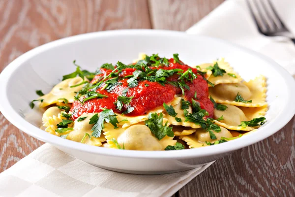 Ravioli med tomatsås — Stockfoto