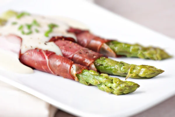 Hambroodjes met asperges — Stockfoto