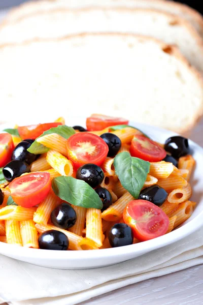 Massa com molho de tomate e azeitonas — Fotografia de Stock