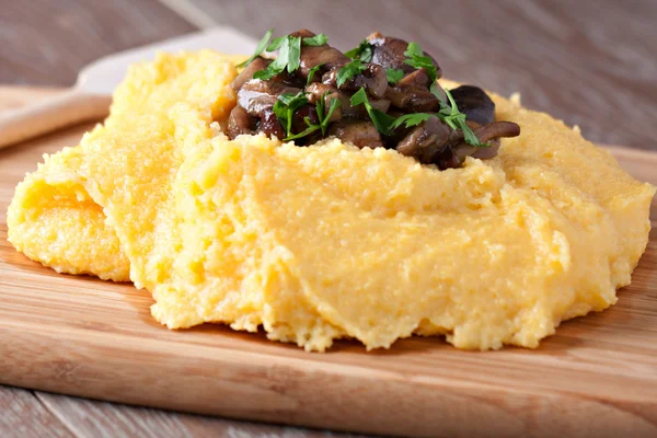 Domácí Polenta s houbami — Stock fotografie