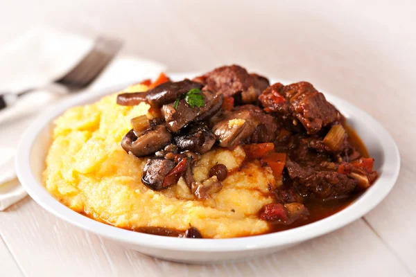 Polenta e stufato fatti in casa — Foto Stock