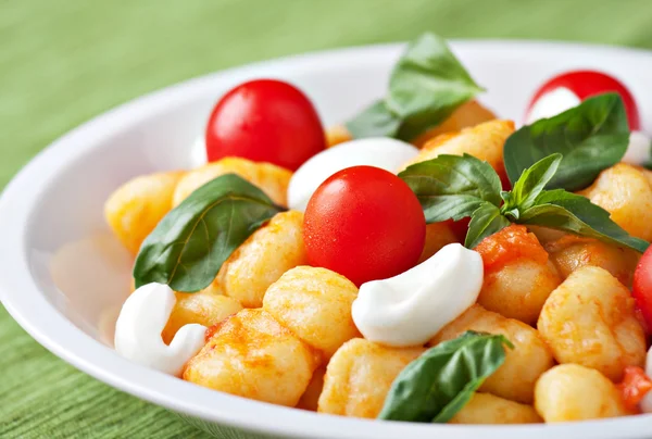 Gnocchi s rajčaty, mozzarellou — Stock fotografie