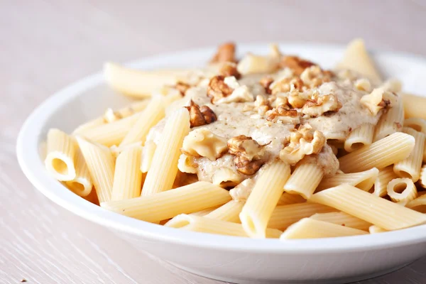 Pasta con salsa de nuez — Foto de Stock