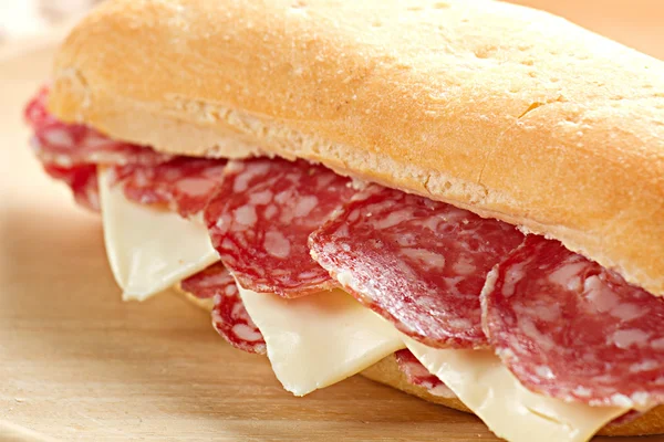 Великий салямі сендвіч — стокове фото