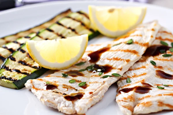 Grilled chicken with roasted vegetables — Stock Photo, Image