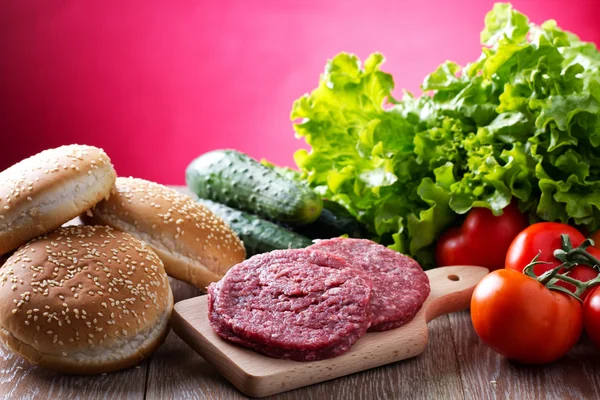 Различные ингредиенты для гамбургеров — стоковое фото