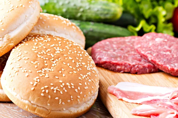 Vários ingredientes para hambúrgueres — Fotografia de Stock