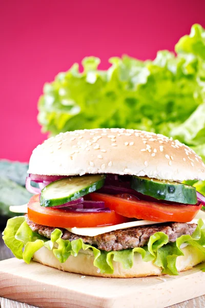 Großer frischer Hamburger — Stockfoto