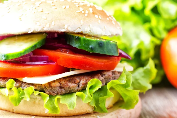 Großer frischer Hamburger — Stockfoto