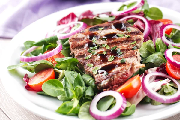 Rundfilet met salade — Stockfoto