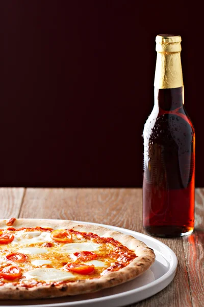 Pizza margherita e cerveja — Fotografia de Stock