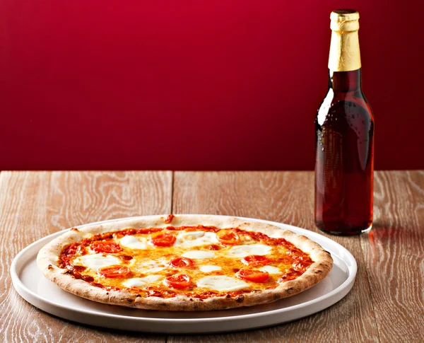 ・ マルゲリータ ・ ピザとビール — ストック写真