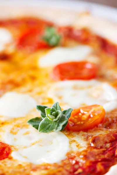 Deliciosa pizza Margherita . — Foto de Stock