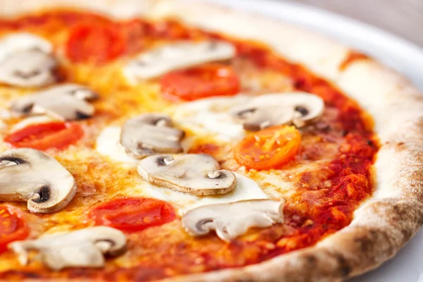 Deliciosa pizza com cogumelos — Fotografia de Stock