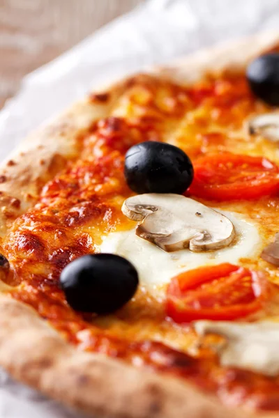 Pizza con aceitunas y champiñones — Foto de Stock