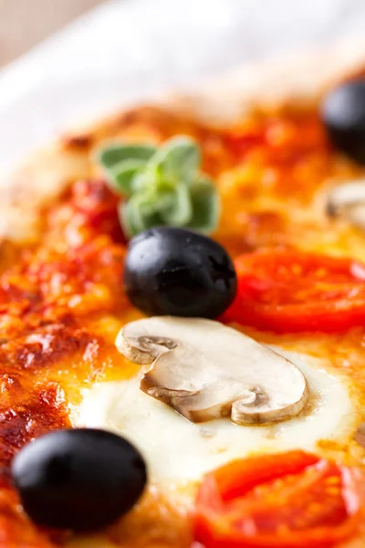 Pizza com azeitonas e cogumelos — Fotografia de Stock