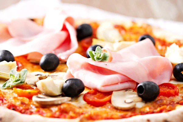 Піца з маслинами, шинка — стокове фото