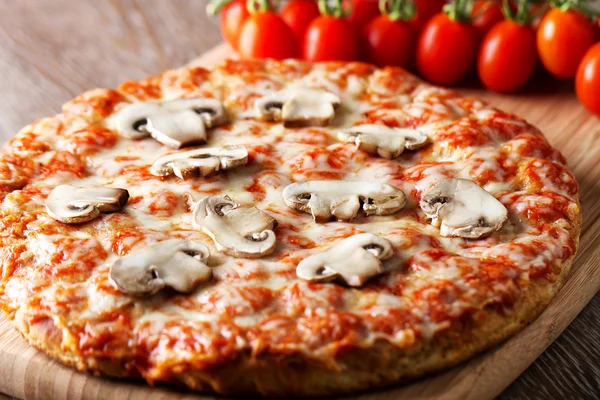 Pizza com presunto e cogumelos. — Fotografia de Stock