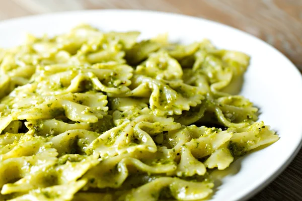 Hausgemachte italienische Pasta al Pesto — Stockfoto