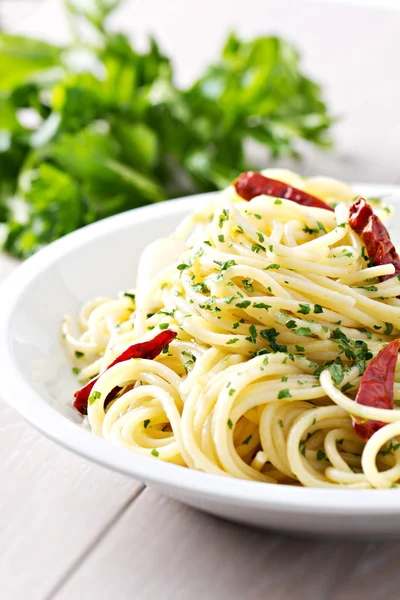 Спагетти с чесноком, маслом и перцем — стоковое фото