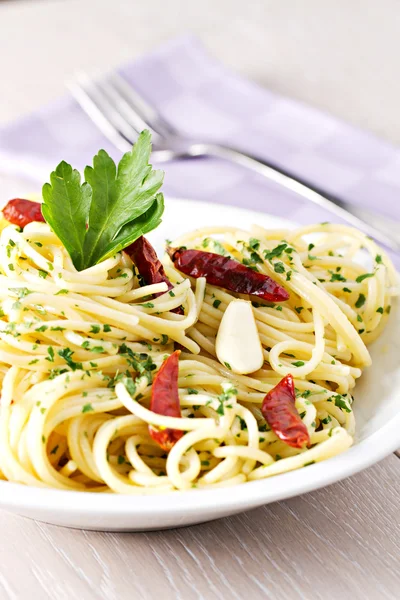 Espaguetis con aceite de ajo —  Fotos de Stock