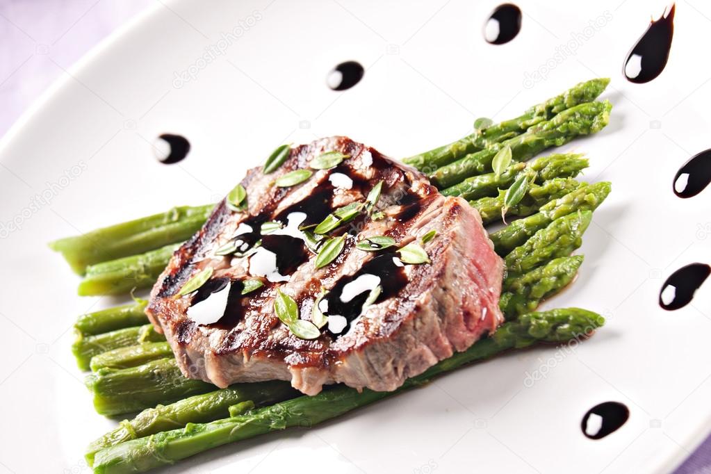 Fillet of beef with asparagus