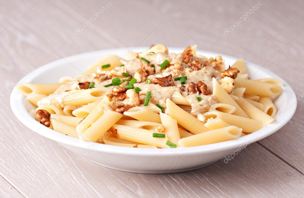 Pasta with walnut sauce