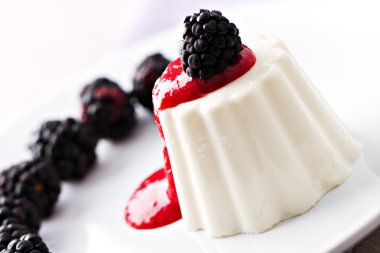Taze dutlu Panna Cotta.