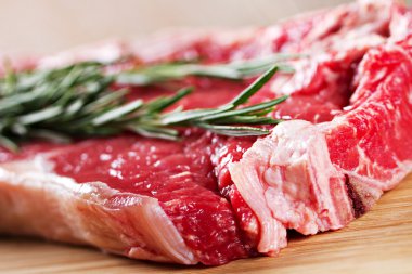 Doğrama kurulu üzerinde çiğ biftek