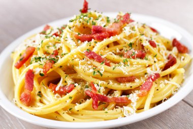 Bucatini Carbonara plaka üzerinde