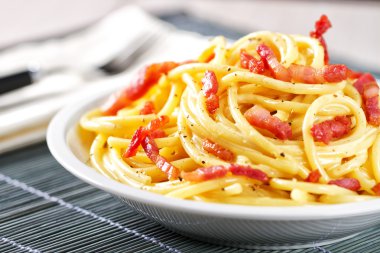 Bucatini Carbonara plaka üzerinde