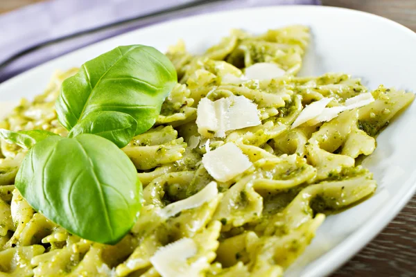 Pasta italiana fatta in casa al pesto — Foto Stock