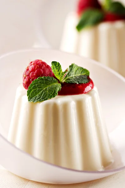 Panna Cotta med färska bär. — Stockfoto