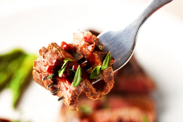 Rinderfilet in Scheiben geschnitten — Stockfoto